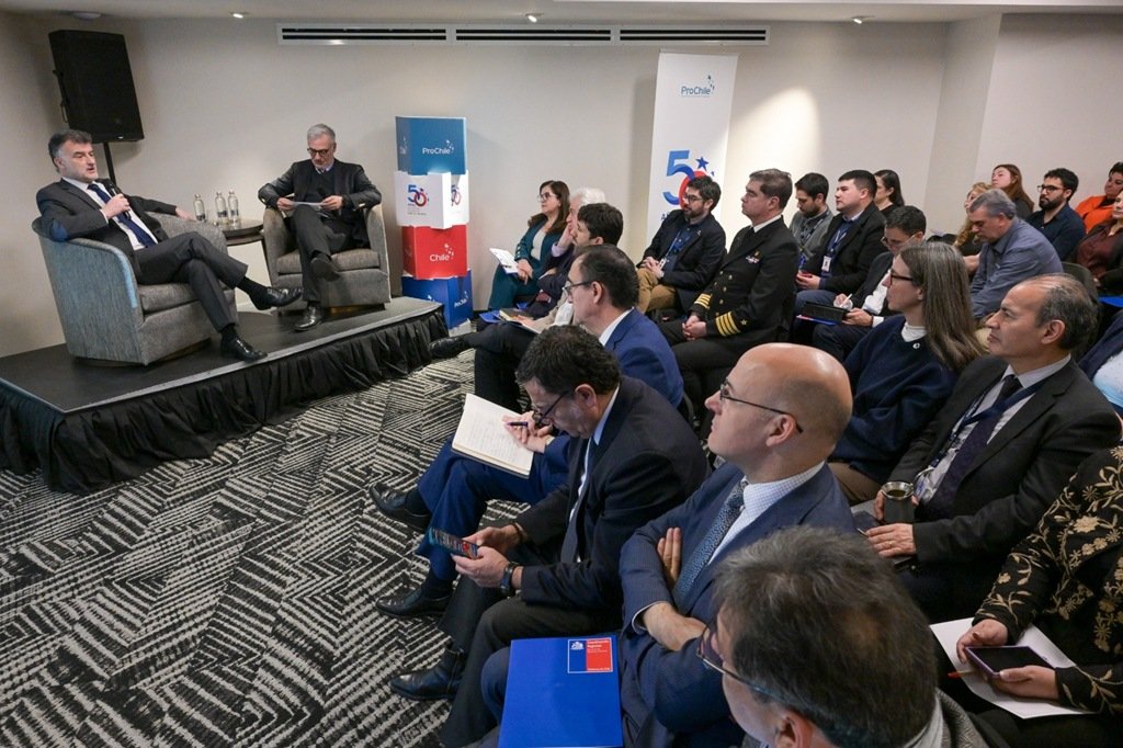 La Araucana consolida su enfoque de proyección mundial en foro sobre cuestiones internacionales celebrado en Punta Arenas