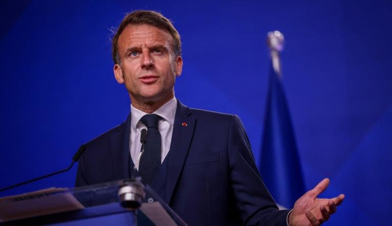 Macron rechaza renunciar y urge a todos los grupos políticos de Francia a tomar sus deberes