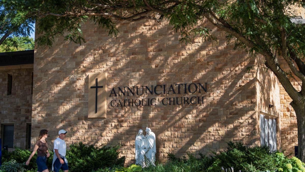 Autoridades de Minnesota afirman que supuesta responsable de disparos deseaba observar el padecimiento de infantes