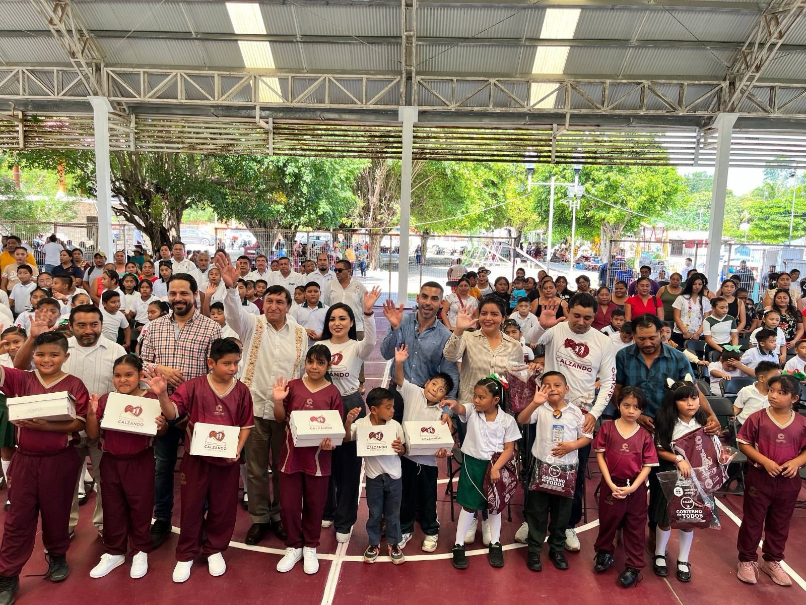 Layda Sansores promueve la distribución de útiles y uniformes Jaguar en Campeche completo