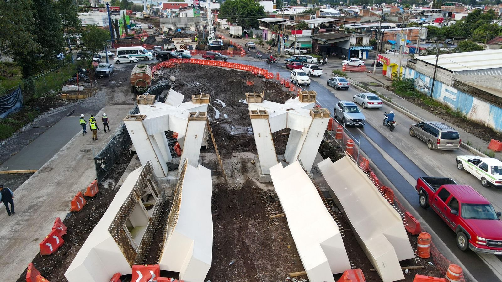 Construcción del puente superior “La Hielera” en Uruapan avanza en tiempo y forma: Ramírez Bedolla