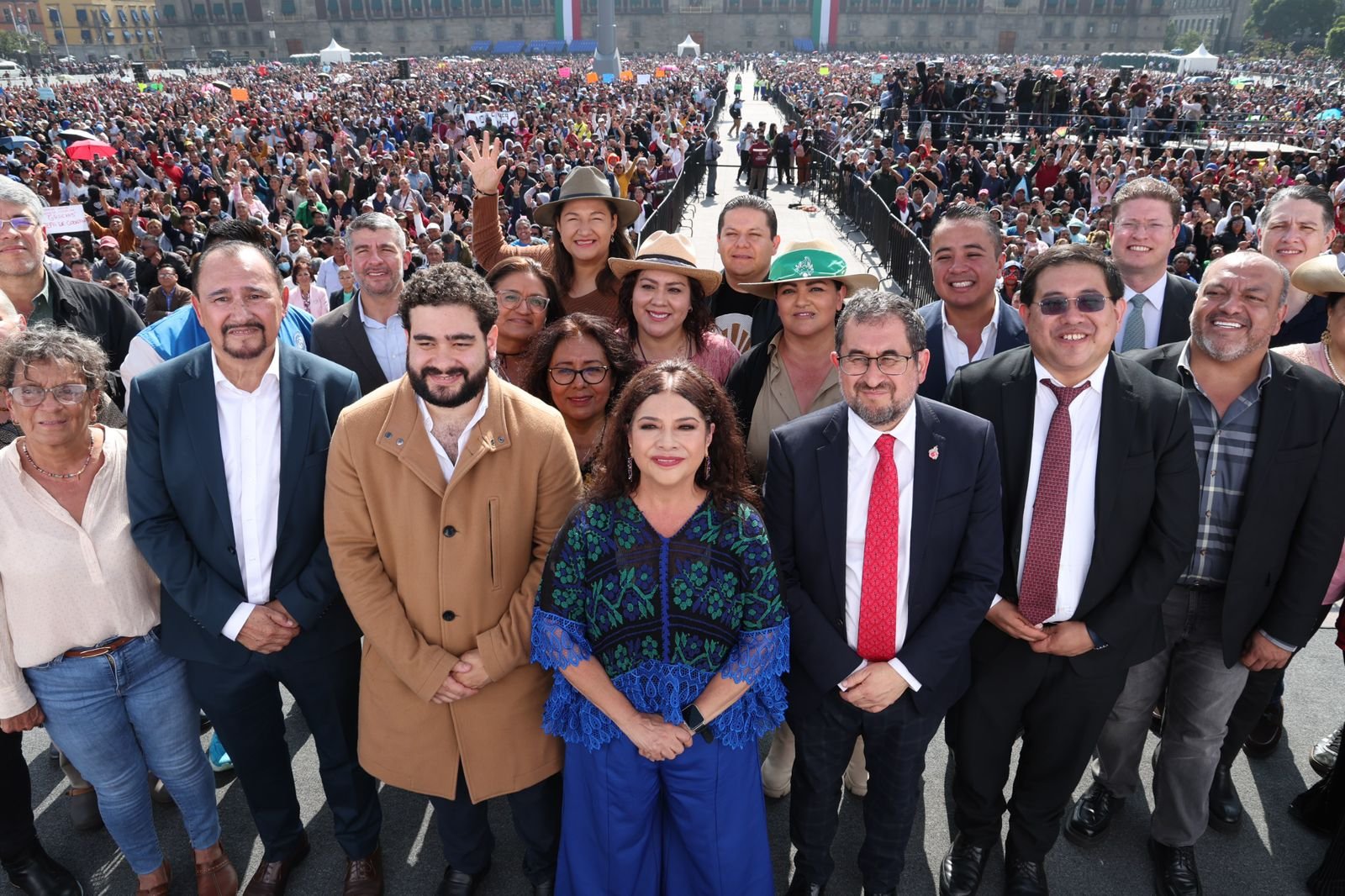 Clara Brugada otorga base a más de 14 mil empleados de Nómina 8 en la CDMX