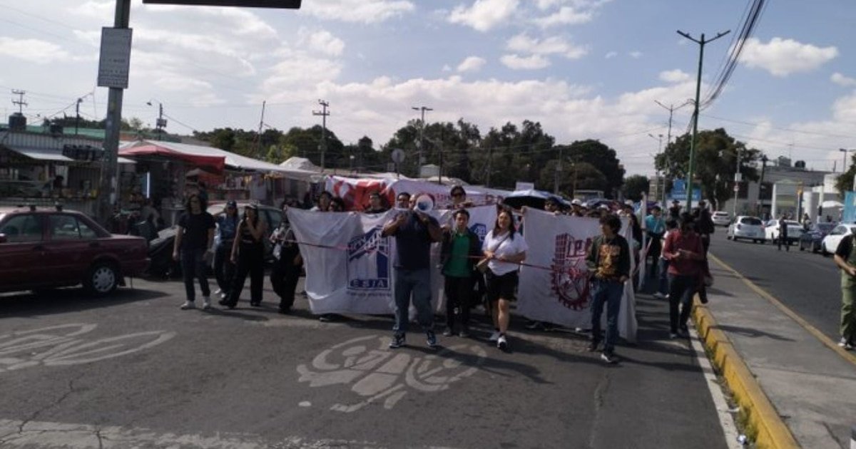 Estudiantes del IPN Bloquean Calles: ¡Queremos Seguridad, No Tráfico!