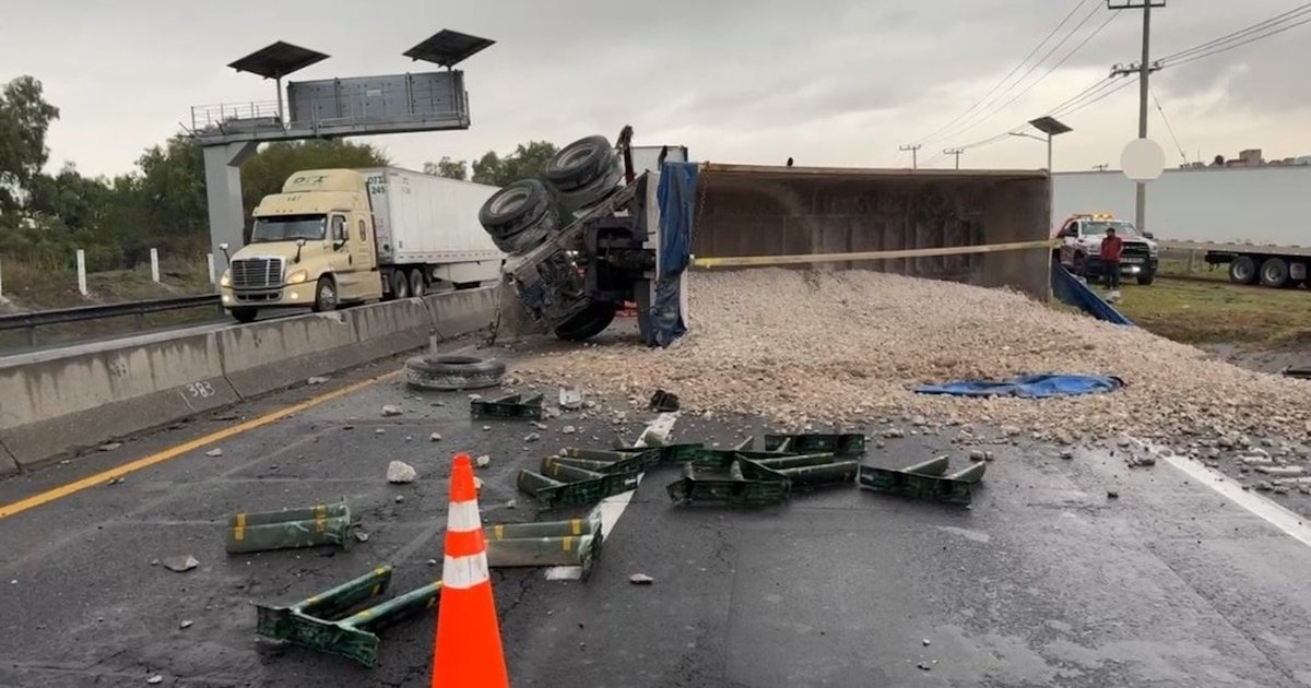 Camión de Pollo Congelado se Desploma en Cuautitlán: Caos y Carne por los Aires