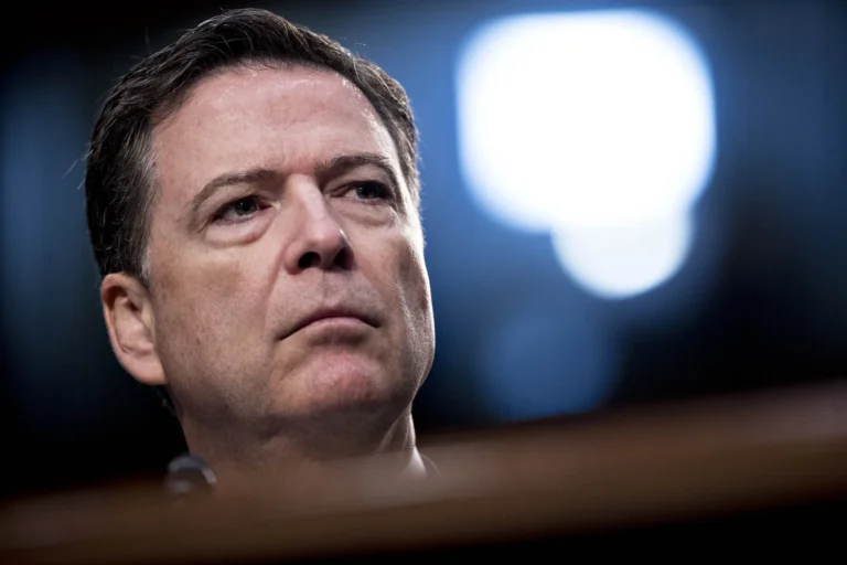 James Comey niega cargos por obstrucción y falso testimonio ante el Congreso