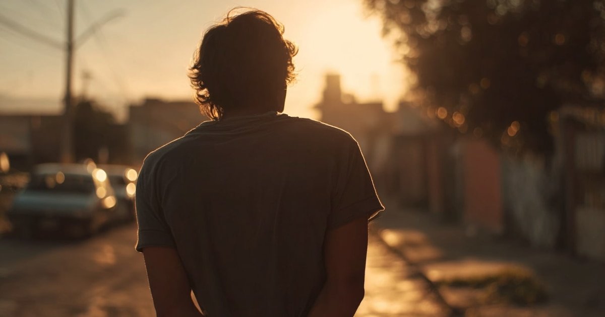 Caminar con la Mirada al Suelo: ¿Qué Dice de tu Mundo Interior?