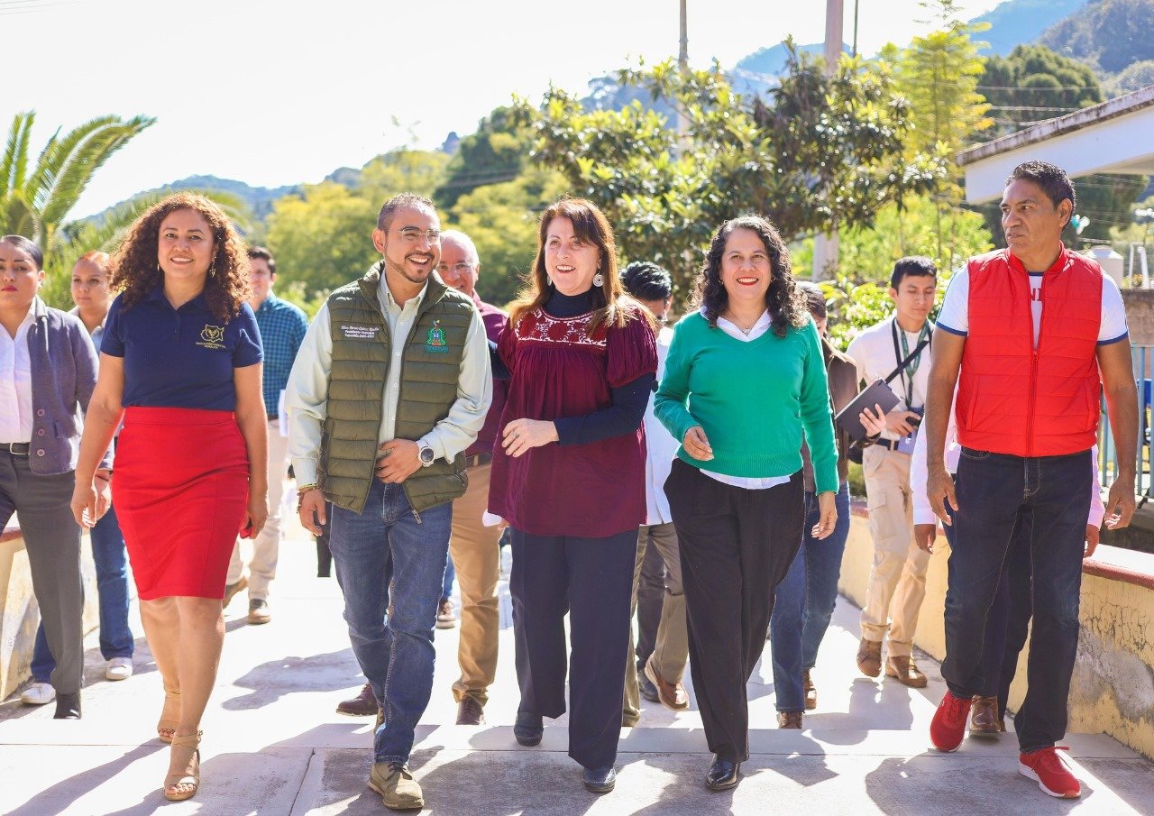 Margarita González Saravia inspecciona proyectos educativos y de agua en Tepoztlán, Morelos