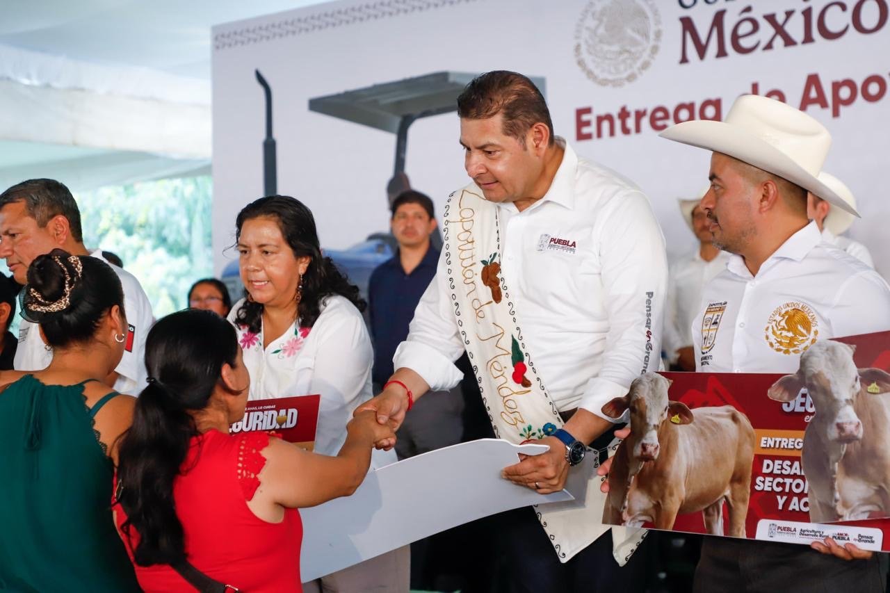 Armenta distribuye 33 millones de pesos en ayudas al sector rural en la Sierra Nororiental de Puebla