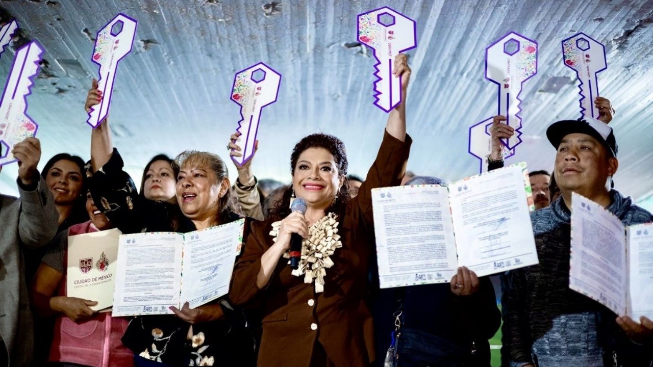 Clara Brugada convierte 12 pasos a desnivel de Tlalpan en los “Pasajes de la Utopía”