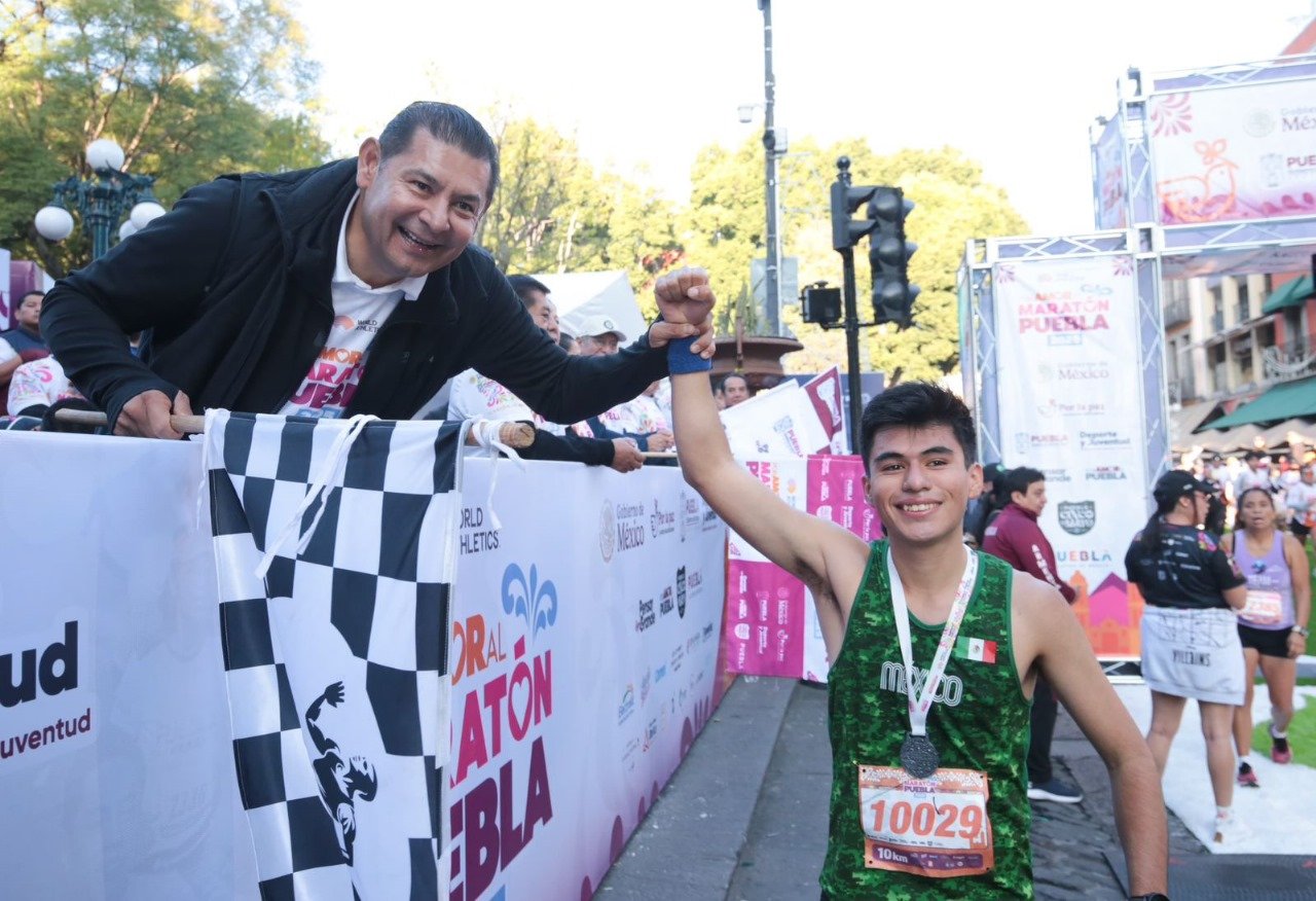 ¡Armenta inicia el Maratón Puebla 2025 con más de 20 mil corredores en un ambiente familiar!