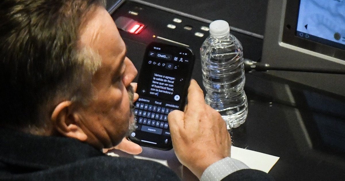 Senador del PAN en apuros: piden discurso a ChatGPT y las redes estallan