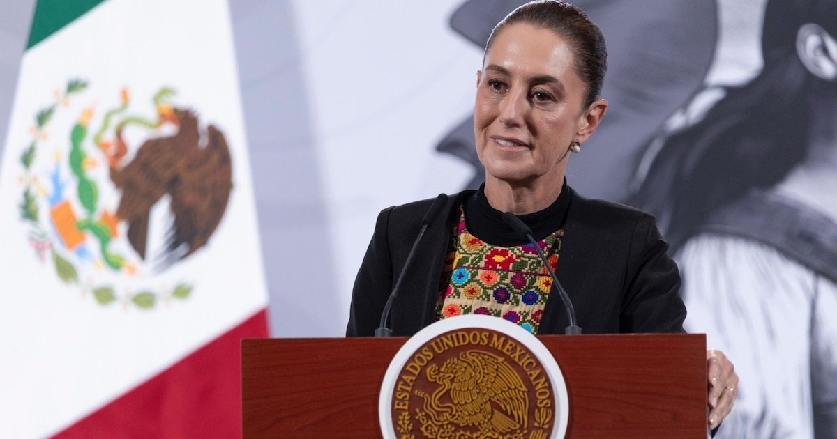 Claudia Sheinbaum festeja regreso de AMLO: el rey vuelve con libro en mano