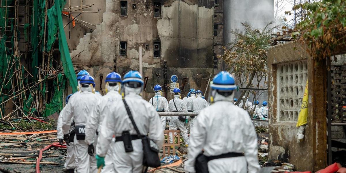 Incendio en Hong Kong: 151 Muertos y 14 Detenidos en Tragedia de Rascacielos