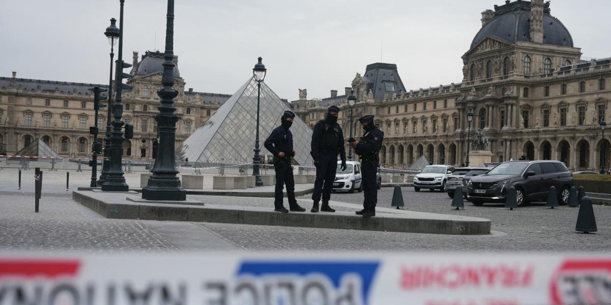 Robo en el Louvre: Joyas Perdidas y Seguridad en el Banquillo