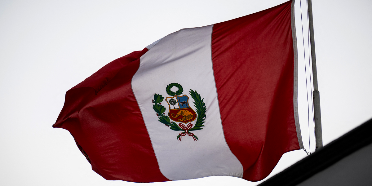 Rafael Belaúnde esquiva balas en Perú: campaña con fuegos artificiales