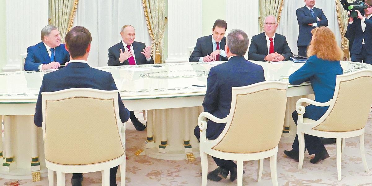 Rusia y EE. UU. Juegan al Ajedrez de la Paz con Piezas Rotas