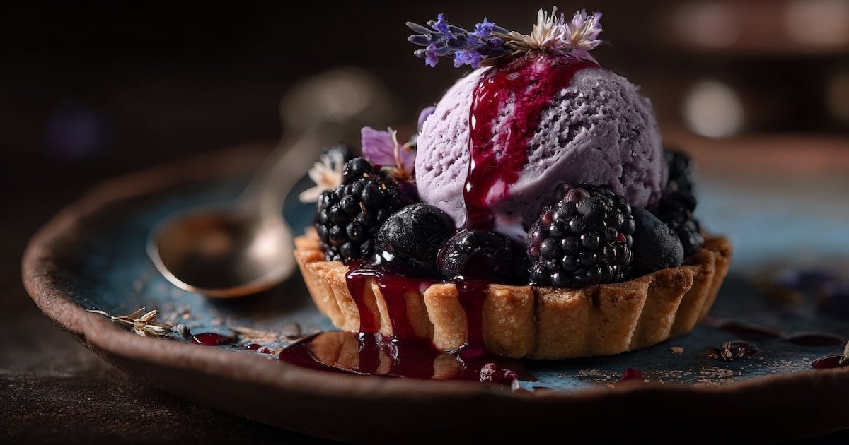 Mini tarta de frutos rojos y helado de lavanda: un postre que enamora