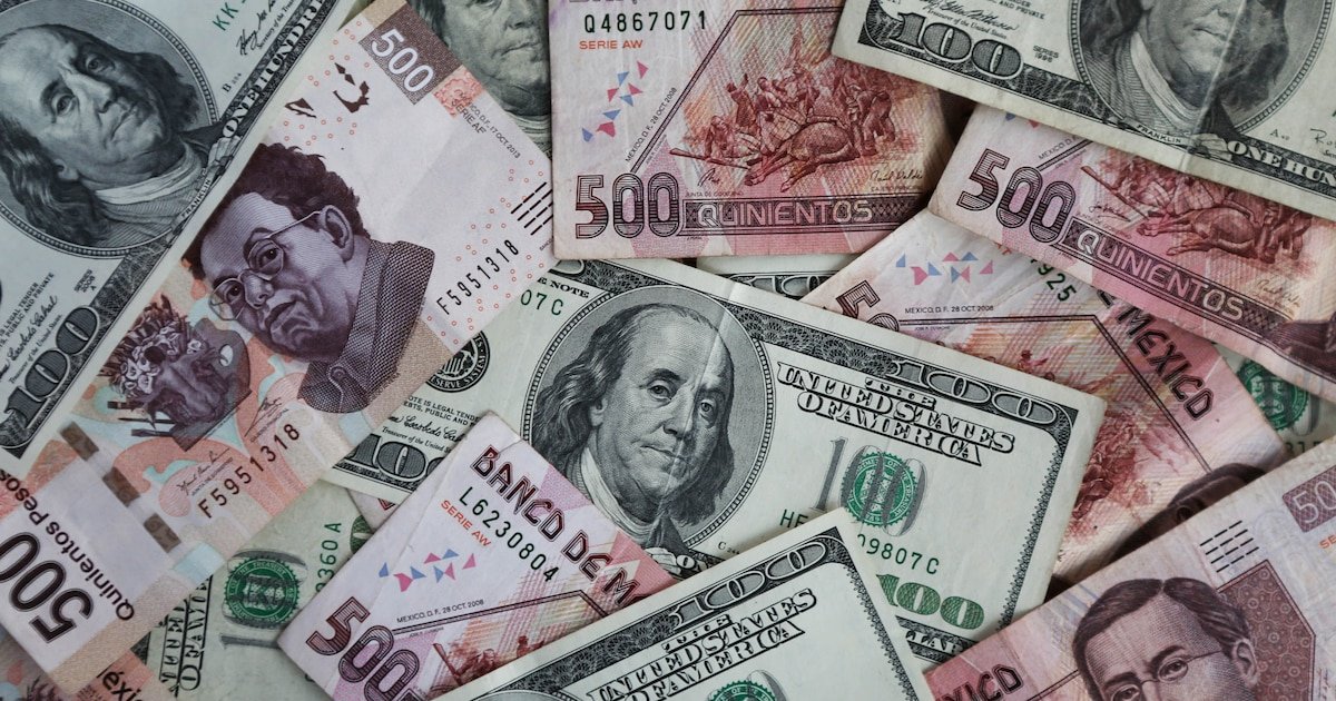 Peso mexicano cierra al alza: dólar cae a 18.28 pesos